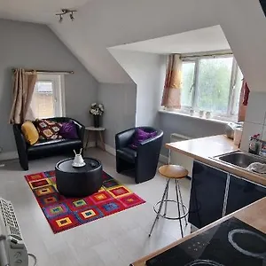 Cosy 2 Bedroom Flat - Sleeps 6 People - Close To Lewisham Dlr/train Station Apartment